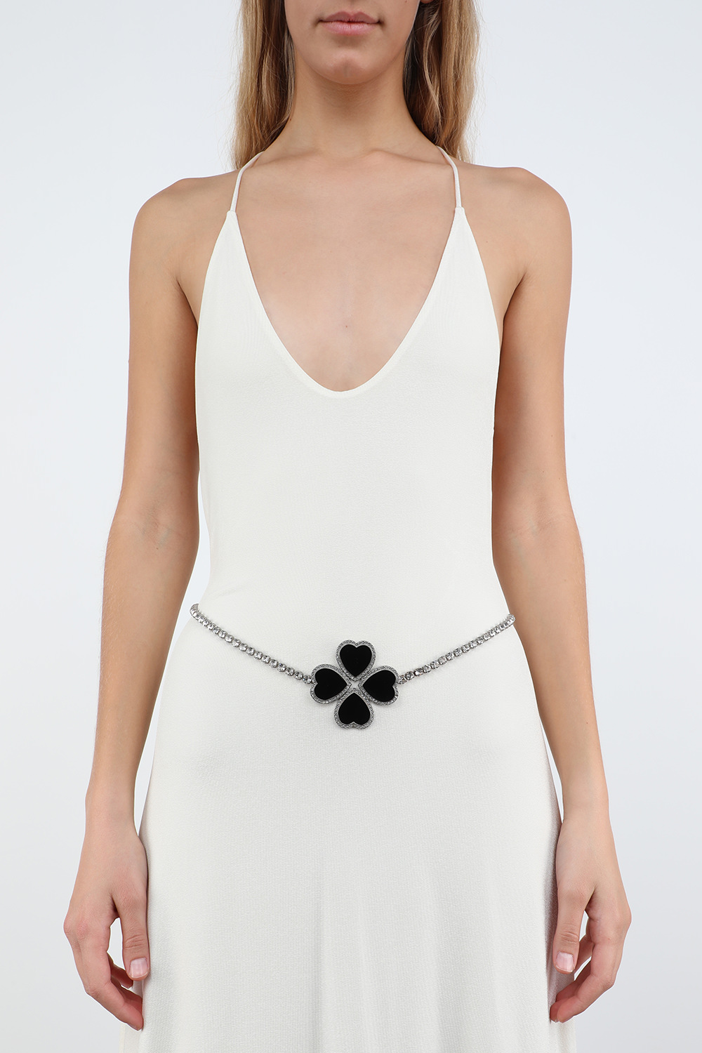 תמונת כל הלוק של חגורת שרשרת תלתן בגוון כסוף